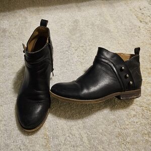 Black leather boots, 5.5